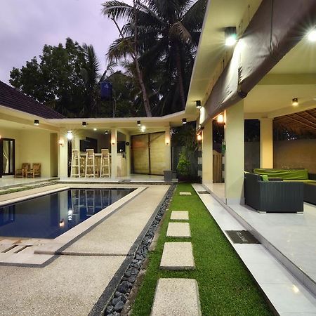 Santai Villa Kuta  Δωμάτιο φωτογραφία